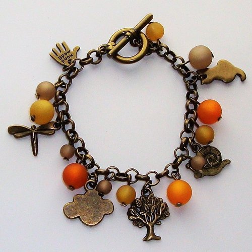 Bracelet breloques libellule-nuage-escargot-chat en métal bronze, perles "topaz", "marron clair" et "light caramel".