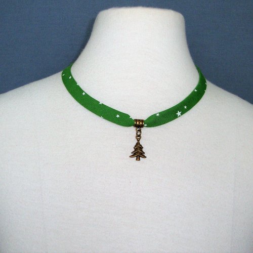 Collier uniforme en biais première étoile "basilic", pendentif sapin de noël et fermoir en métal couleur bronze.