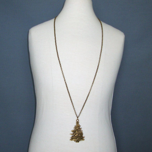 Long collier chaîne maille rollo et pendentif sapin de noël en métal couleur bronze.