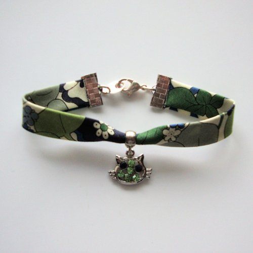 Bracelet en biais liberty "boxford vert", tête de chat strass bleu et vert, fermoir en métal argenté.