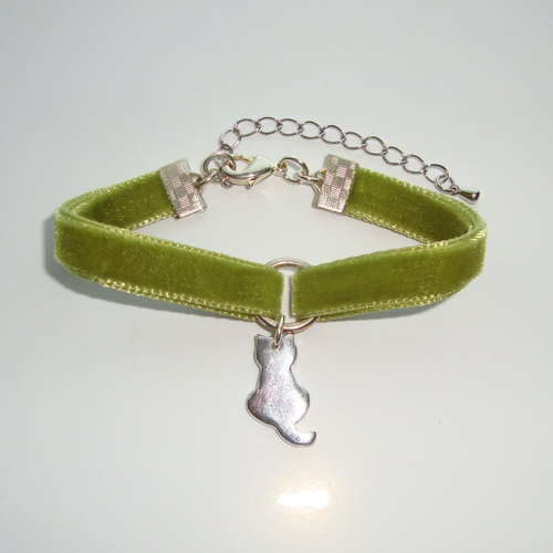 Bracelet ruban en velours vert, chat en métal argenté fermé par mousqueton.