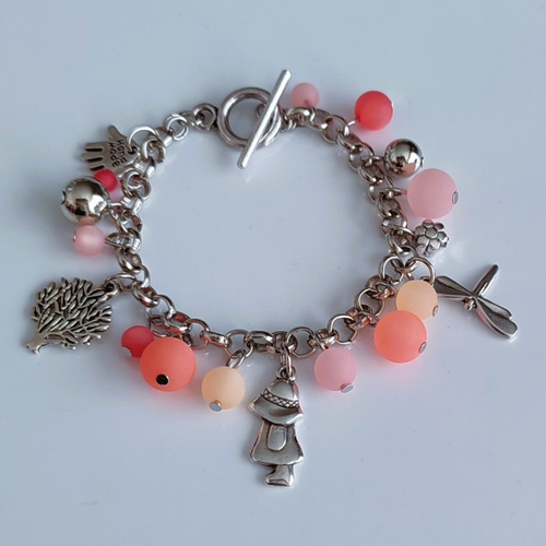 Bracelet breloques en métal : breloques arbre-personnage-libellule-, perles "light rose" "light peach" "padparadscha" et "orange fluo