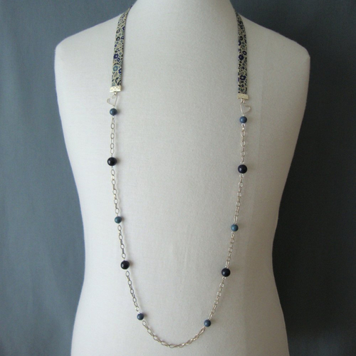 Collier en biais liberty "fairford bleu" et chaîne en métal argenté, perles polaris "blue jean" et bleu nuit".