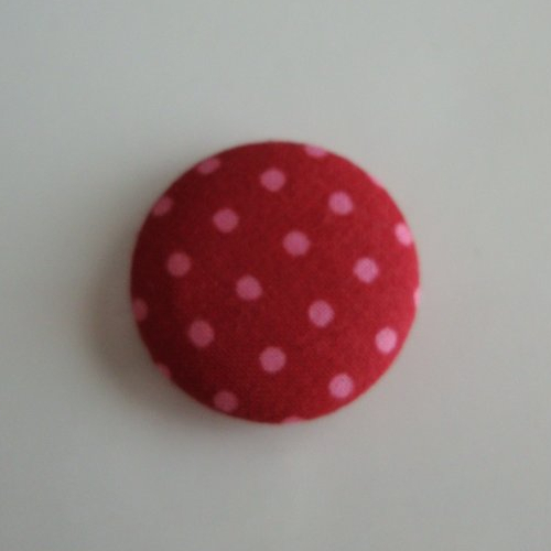 Badge recouvert de tissu frou frou rubis éclatant foncé motifs pois clairs. ø : 22 mm.