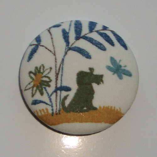 Badge recouvert de tissu liberty "plum dog" . ø : 45 mm.