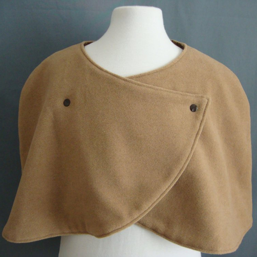 Mini cape réversible en velours de laine beige et tissu en poly-viscose écossais marron, fermée par pressions.