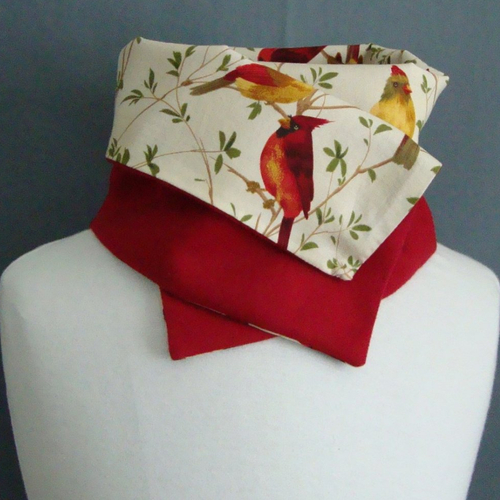 Tour de cou en tissu drap manteau rouge et coton imprimé oiseaux fermé par une pression. bouton décoratif.