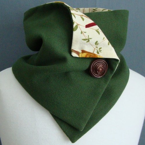 Tour de cou en drap manteau vert anglais et coton imprimé oiseaux fermé par une pression. bouton décoratif.