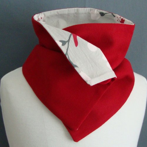 Tour de cou en tissu drap manteau rouge et coton gris imprimé cerisiers fermé par une pression.