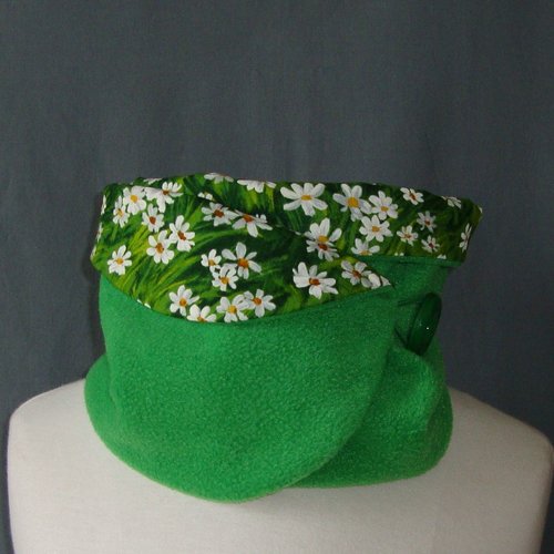 Tour de cou en tissu polaire "herbe verte" et coton "meadow daisy" fermé par bride et bouton(s).