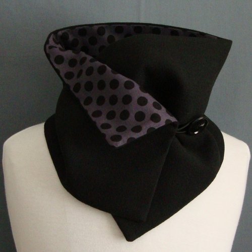 Tour de cou en tissu drap manteau noir et coton anthracite à pois noirs fermé par bride et bouton.