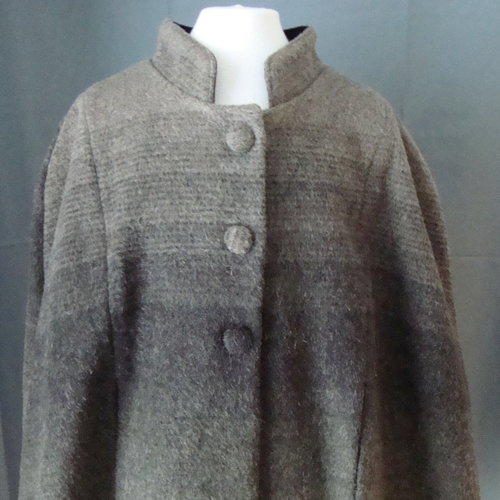 Cape à col droit en laine mohair rayée taupe-gris-vert doublée en coton noir fermée par trois boutons recouverts.