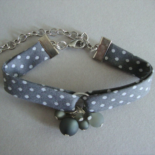 Bracelet biais en tissu frou frou "ardoise cendrée foncée à pois", perles grises, fermoir en métal.
