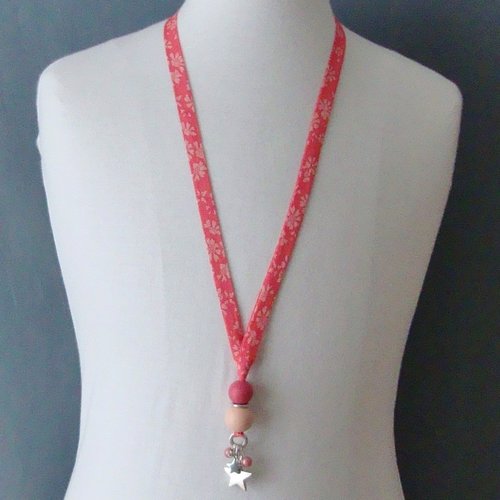 Collier biais en tissu liberty "capel rose", perles en bois roses, étoiles en métal argenté.