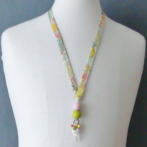 Collier en biais liberty "boxford pastel", perles en bois rose et verte, pendentif clé et perles polaris.