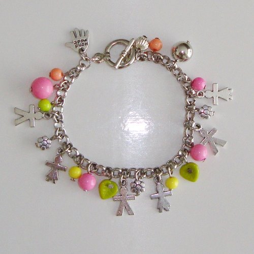 Bracelet breloques chaîne métal couleur rhodiée, "girl" et "boy", perles polaris rose, vert, jaune, pêche.