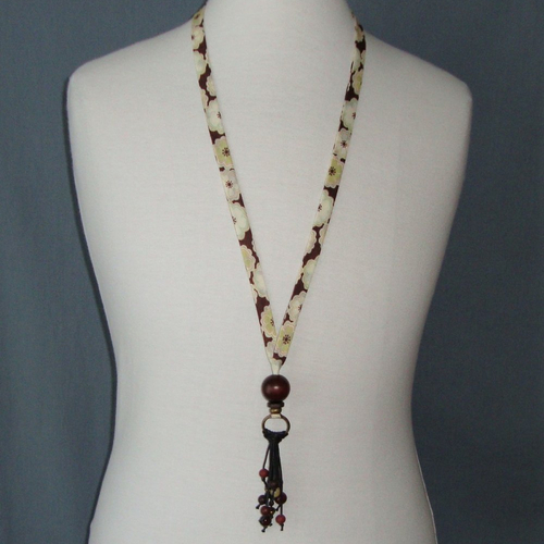 Collier en biais liberty "toria marron", perles en bois et en verre pressé, fermoir mousqueton en métal bronze.