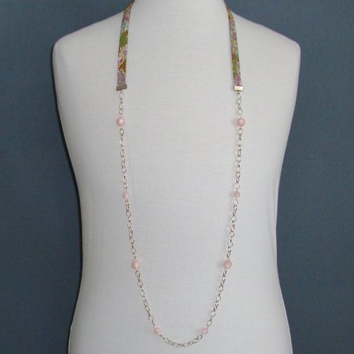 Sautoir biais liberty "margaret annie", chaine en métal argenté et perles rondes polaris dépoli "light rose".