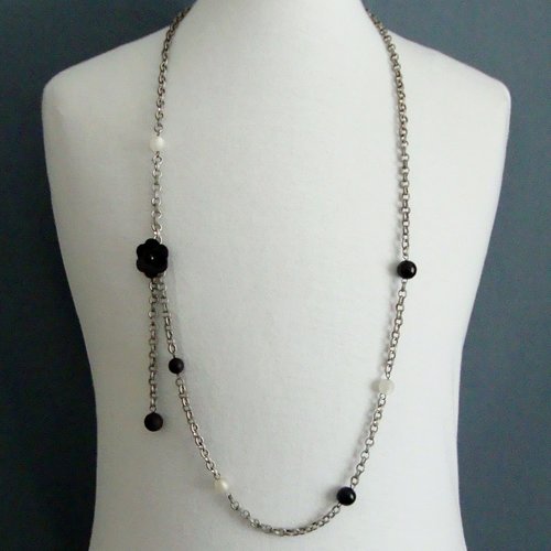 Collier : chaîne en métal argenté vieilli, perles polaris "jet" et "christal", perles en bois noir. fleur nacrée.