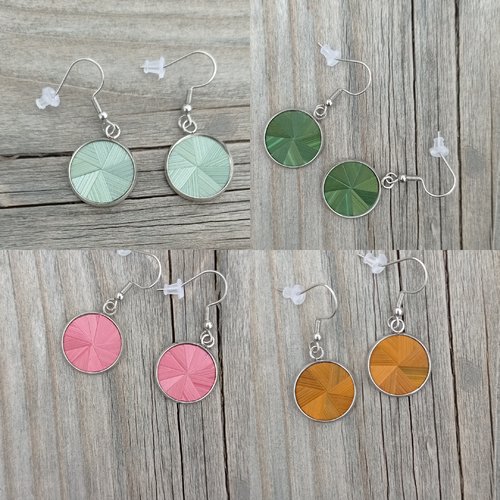 Boucle d'oreille avec sertis en marqueterie de paille