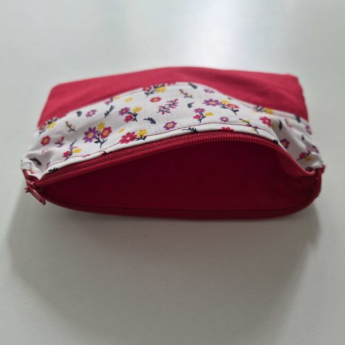 Pochette motif floral et rouge