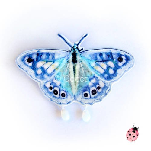 Broche "le papillon bleu orage d'alissandre" - en papier vernis et perles "goutte"