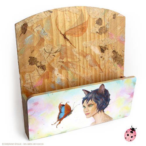 Range courrier mural - porte lettres en bois illustré "myrina, la féline papillon..."