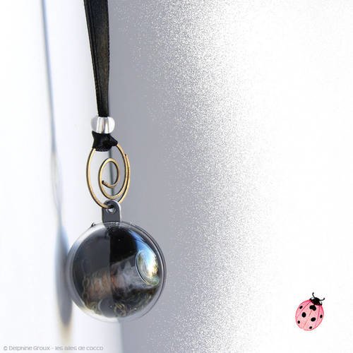 Boule de noël mystérieuse et son collier "sortilège noir" 