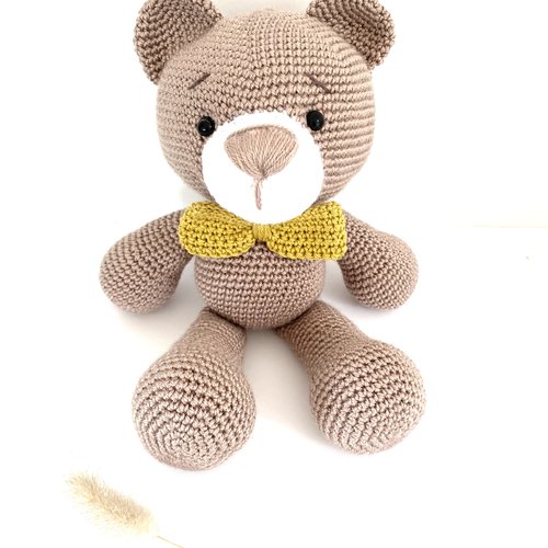 Vendu amigurumi  l'ours arsène et son noeud vert cadeau naissance