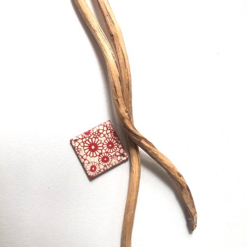 X2 sequins émaillés connecteurs carré rouge et ivoire