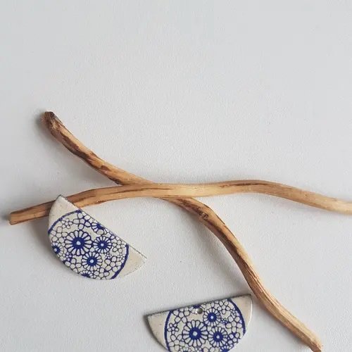 X2 sequins émaillés  25,5 x 12,5 mm demi lune bleu foncé et ivoire