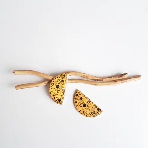 X2 sequins émaillés  25,5 x 12,5 mm demi lune jaune foncé et noir