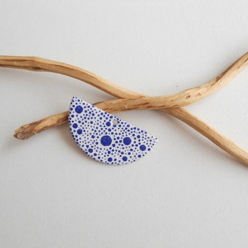 X2 sequins émaillés demi lune 25,5 x 12,5 mm blanc et bleu foncé