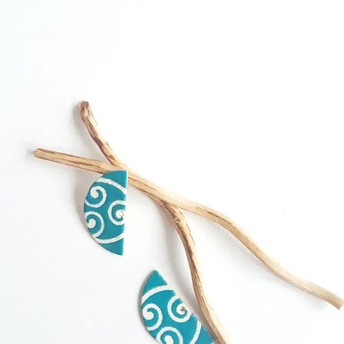 X2 sequins émaillés demi lune 25,5 x 12,5 mm ivoire et turquoise