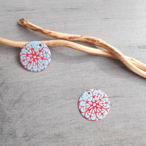 2 sequins émaillés rouge et turquoise clair