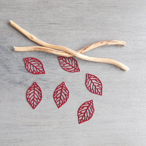 Lot de 10 estampes feuilles émaillés rouge foncé
