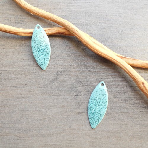 X 2 sequins émaillés navettes turquoise clair et pailleté bleu 25x10 mm
