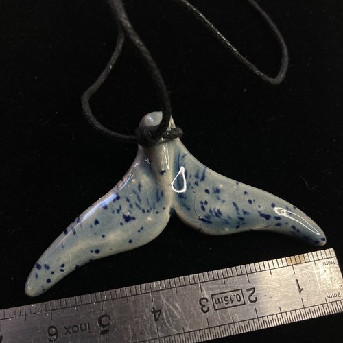 Pendentif céramique, queue de baleine