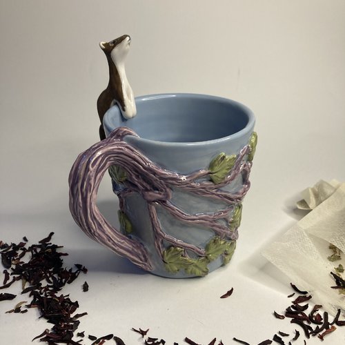 Mug poétique, artisanal, décor végétal accompagné de la belette, pince sachet de thé