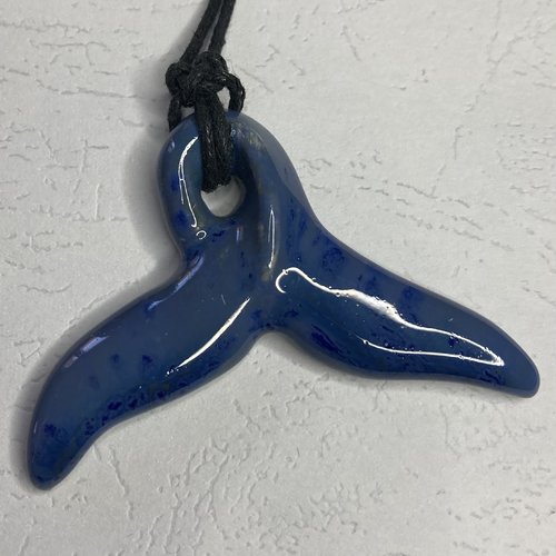 Pendentif en céramique, queue de baleine, bleue moucheté