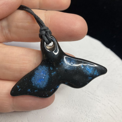 Pendentif en céramique, queue de baleine, nuit étoilée