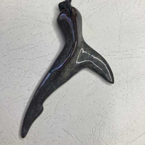 Pendentif en céramique, queue de requin, émail anthracite