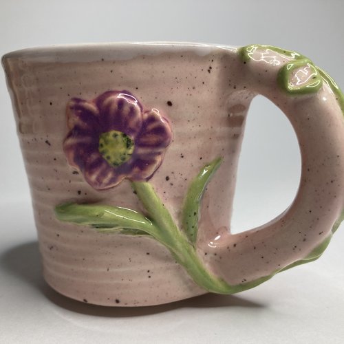 Tasse rose avec sa fleur