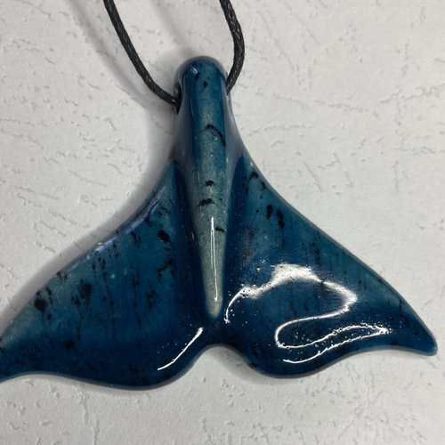 Pendentif céramique, queue de baleine bleue