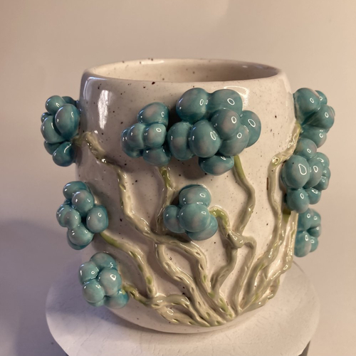 Vase faïence décorée, relief de succulentes bleues,
