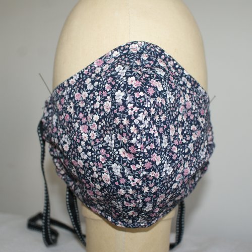 Masque femme en tissu  fond marine à petites fleurs style liberty tons roses