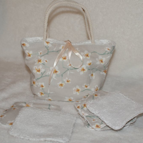 Sac et linguettes reutilisables tissu coton fond gris imprimé petites fleurs de cerisier blanches