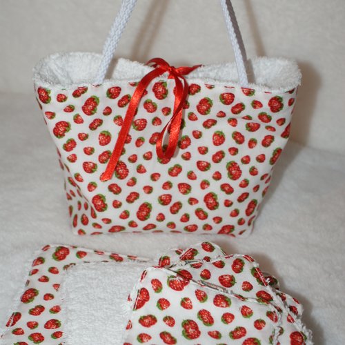 Sac et linguettes reutilisables tissu coton fond blanc imprimé de petites fraises