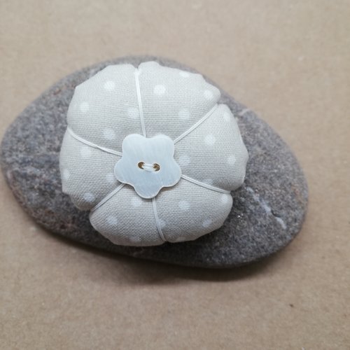 Barrette anti-glisse fleur japonaise 4 cm tissu écru pois blanc