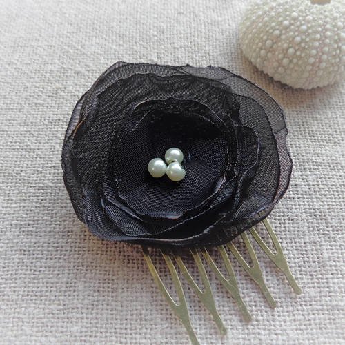 Peigne cérémonie fleur en tissu noir support bronze